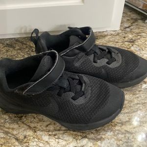 All black Nikes♣️